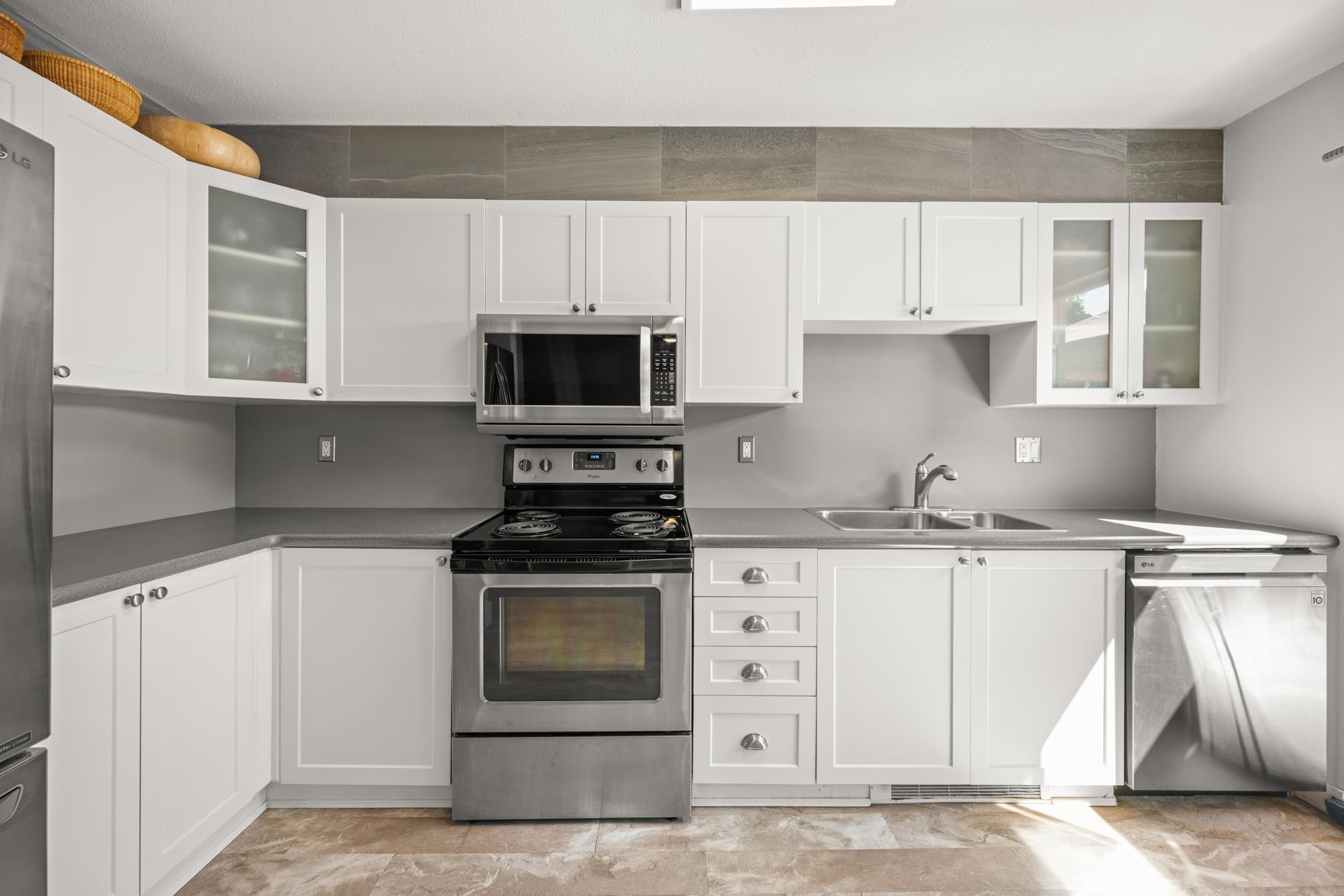 93-8930 Walnut Grove Drive, Langley, BC - Indoor Photo Showing Kitchen With Double Sink