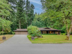 2910 Chantrell Place Surrey, BC V4A 4A5