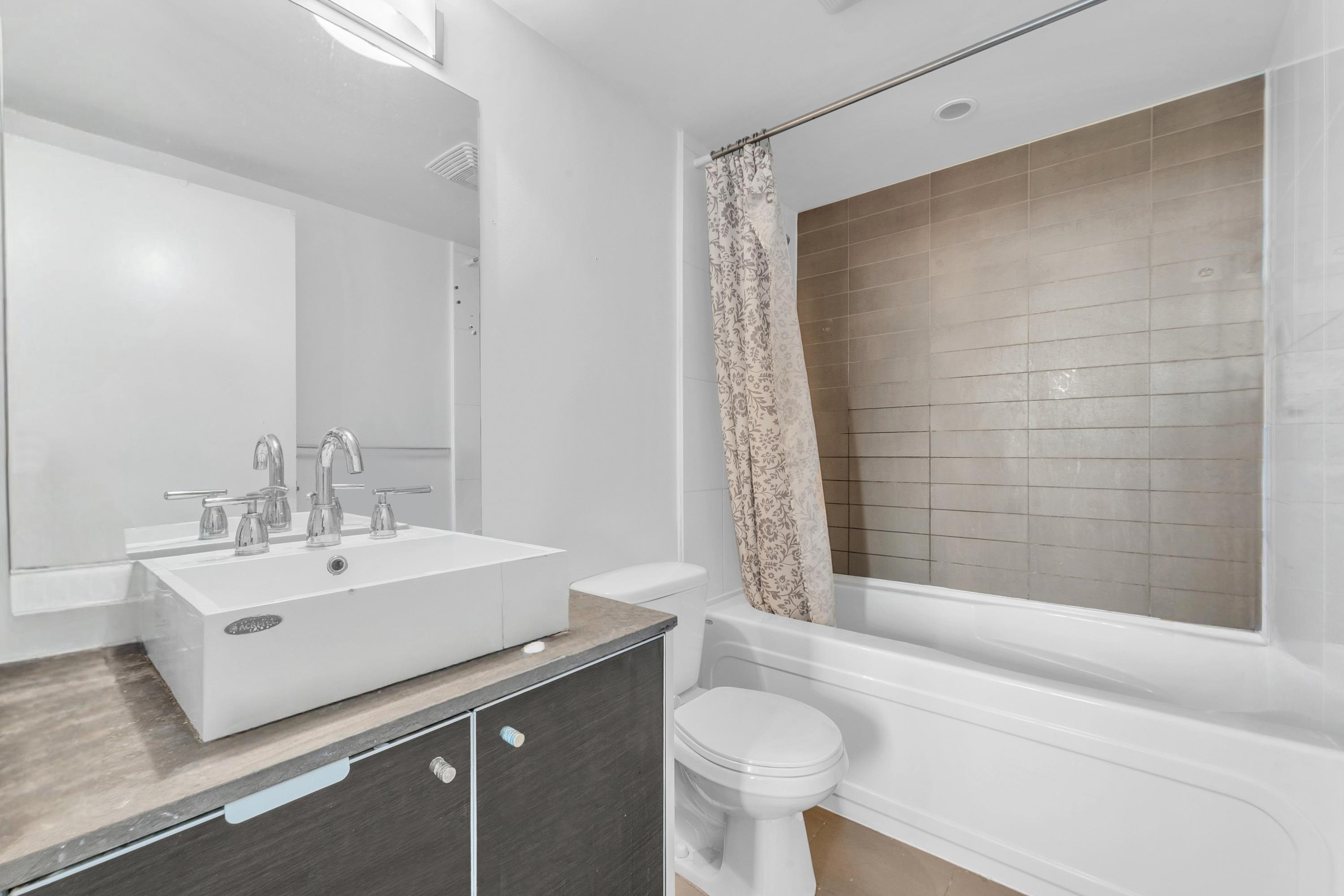 807-9981 Whalley Boulevard, Surrey, BC