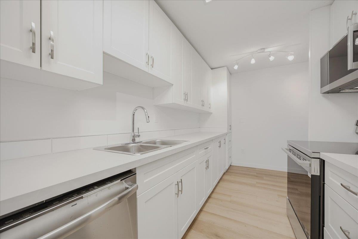 107-15020 North Bluff Road, White Rock, BC
