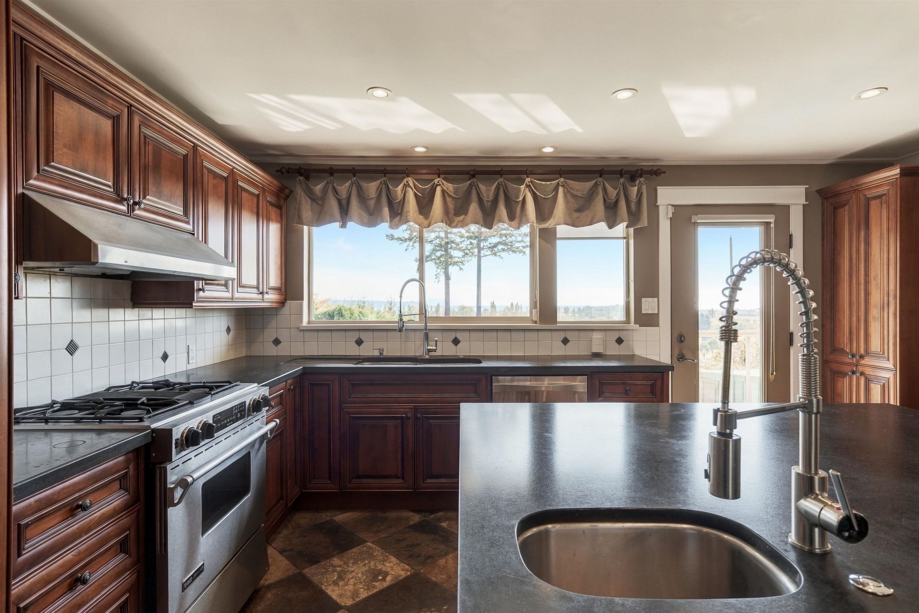 5575 Fairlight Crescent, Delta, BC