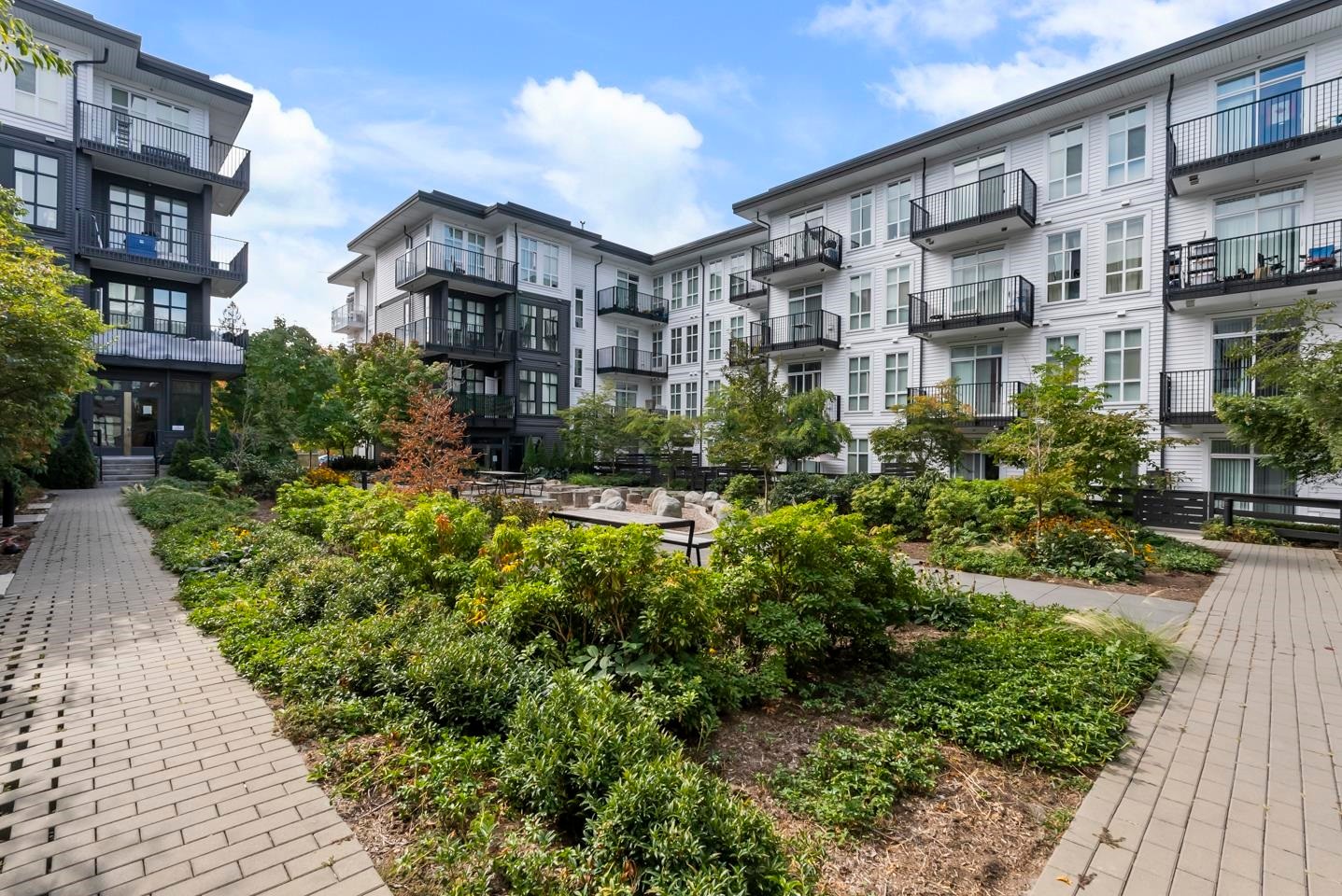216-13933 105 Boulevard, Surrey, BC