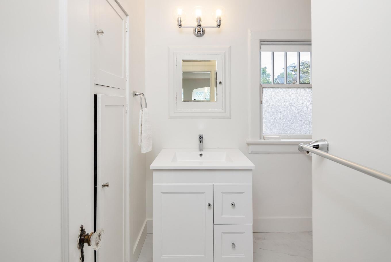 1121 16Th Avenue W, Vancouver, BC