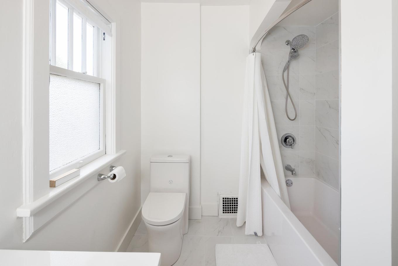 1121 16Th Avenue W, Vancouver, BC