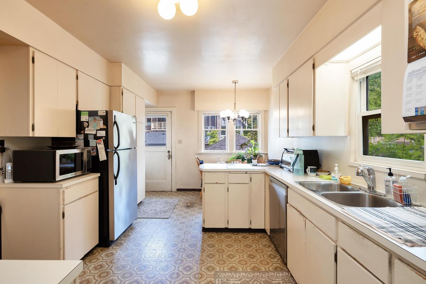 1121 16Th Avenue W, Vancouver, BC