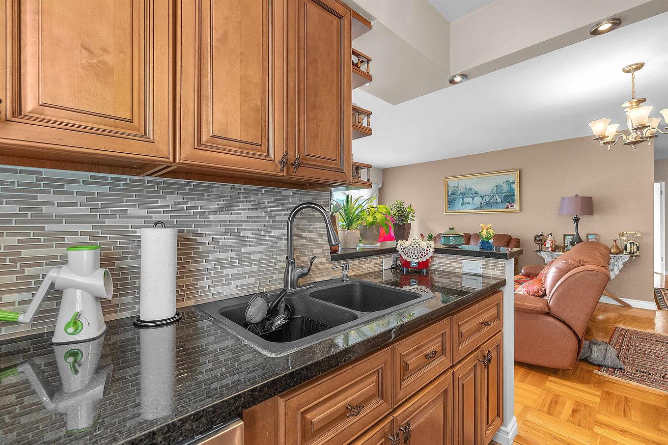 306-1750 Esquimalt Avenue, West Vancouver, BC