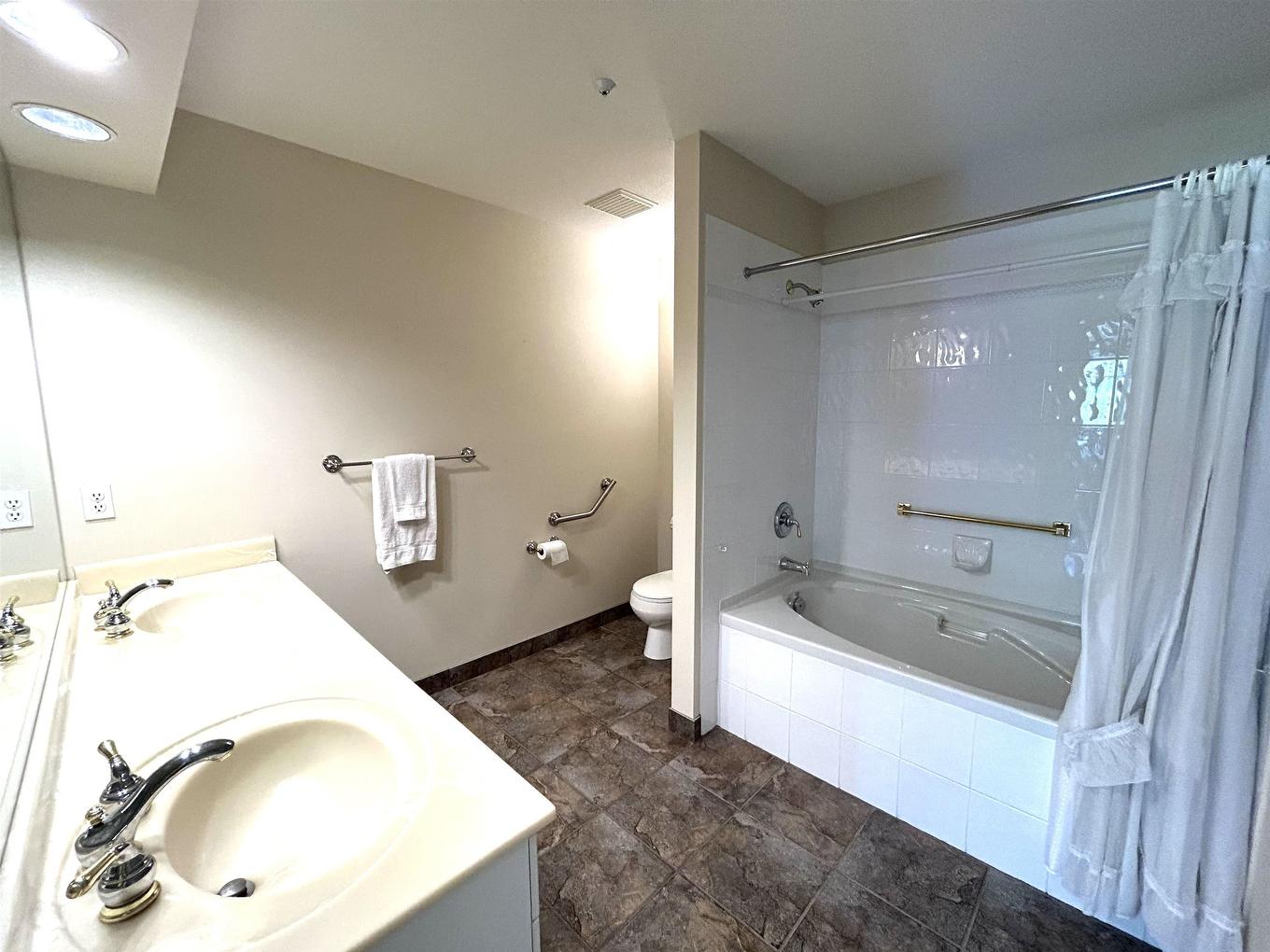 225-3098 Guildford Way, Coquitlam, BC