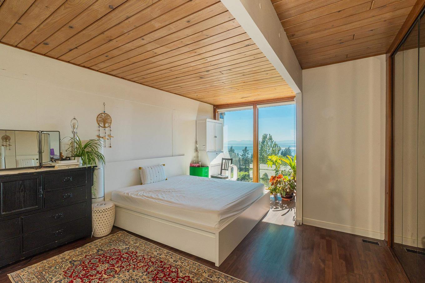 2664 Rosebery Avenue, West Vancouver, BC