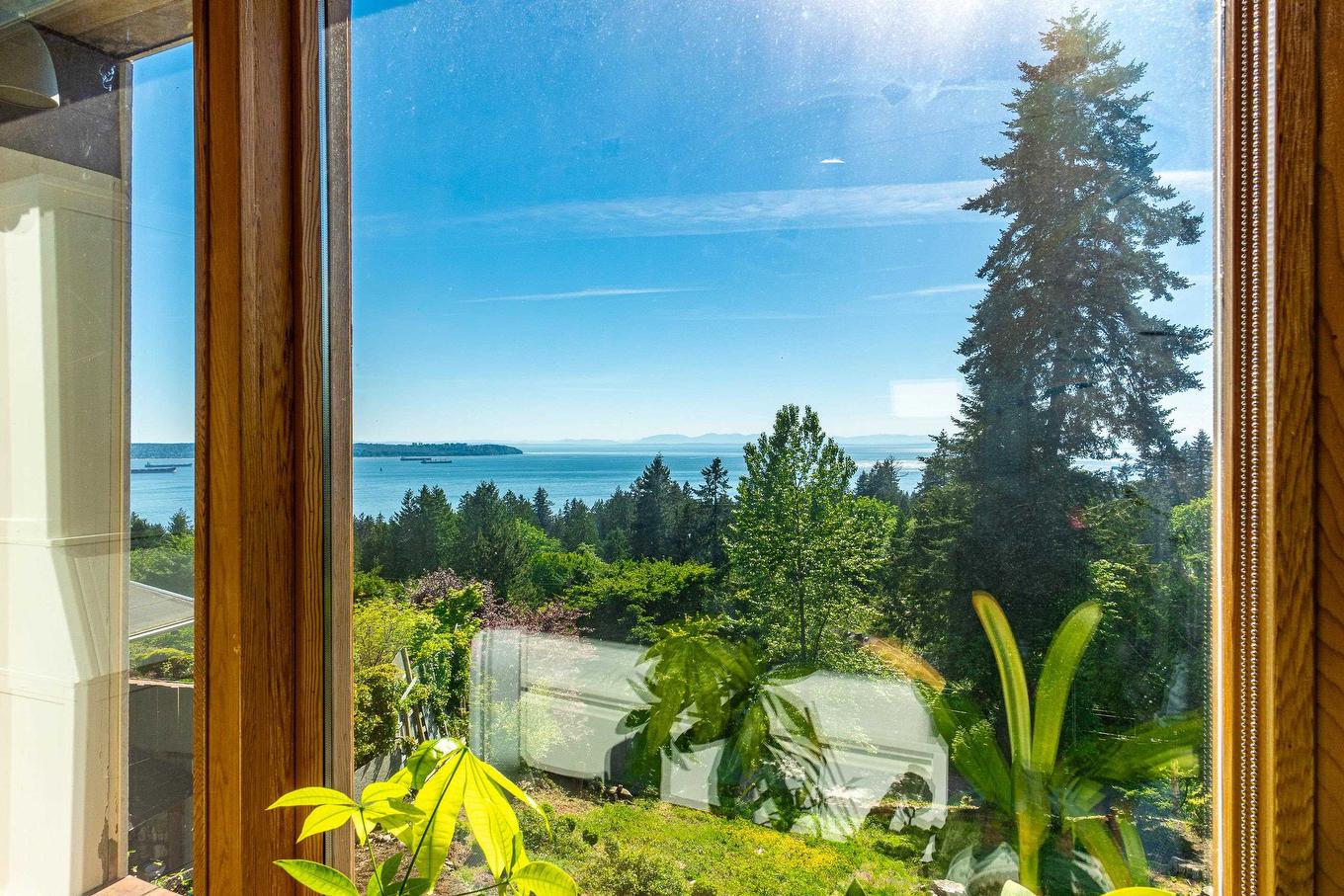 2664 Rosebery Avenue, West Vancouver, BC