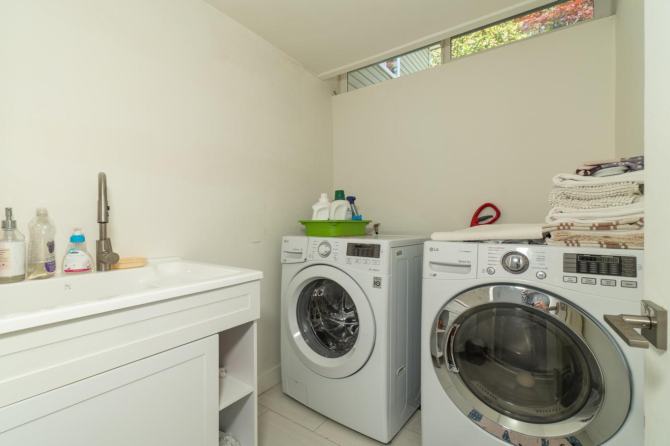 2664 Rosebery Avenue, West Vancouver, BC