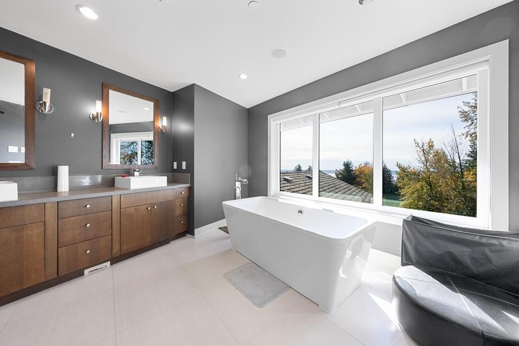 2611 Chelsea Court, West Vancouver, BC