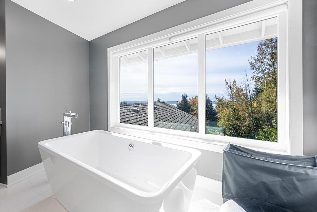 2611 Chelsea Court, West Vancouver, BC