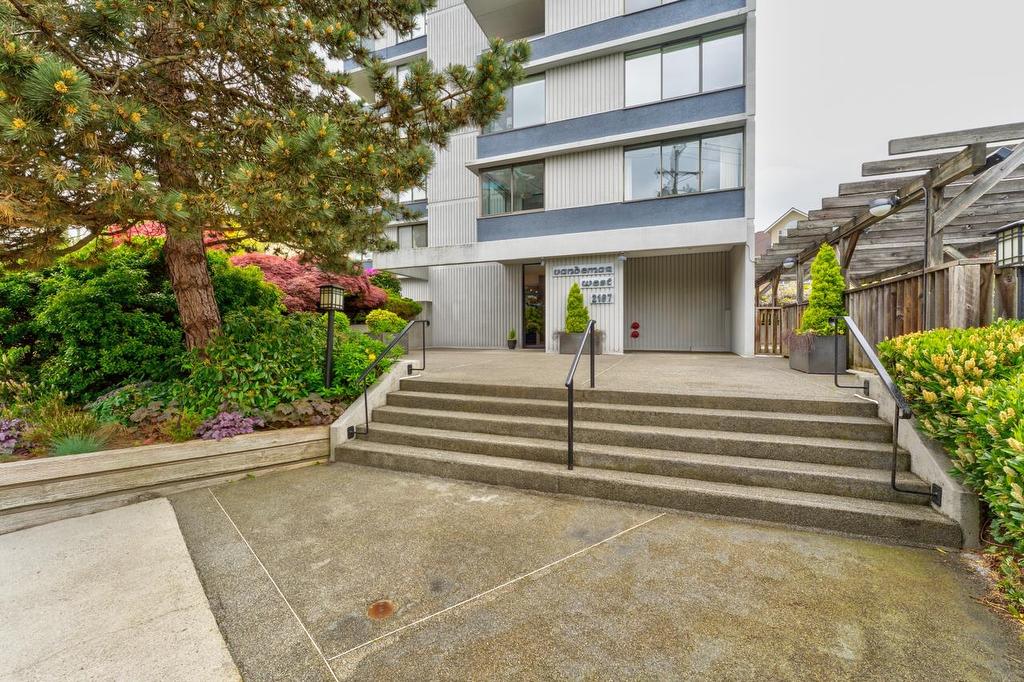203-2167 Bellevue Avenue, West Vancouver, BC