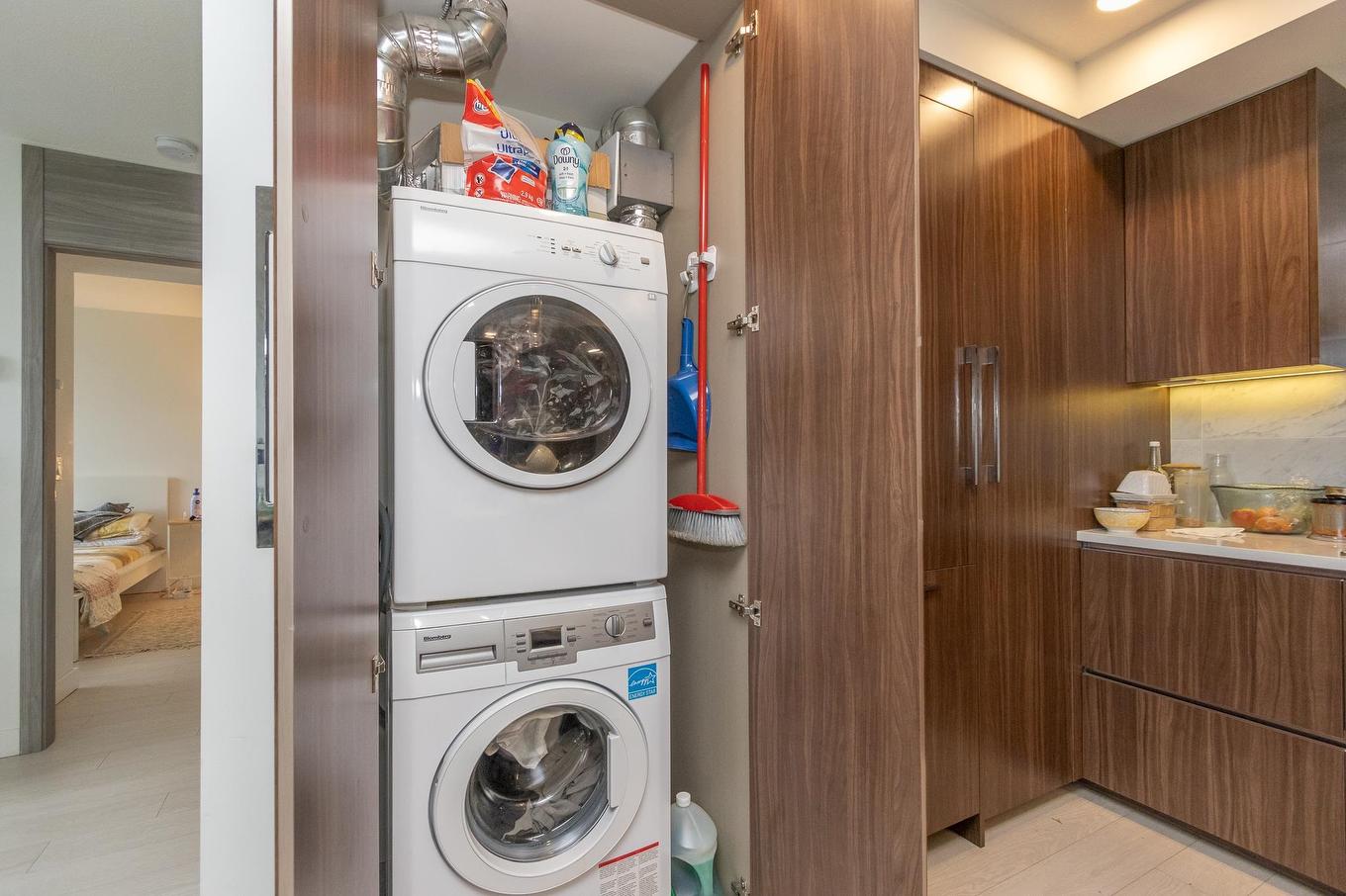 1210-8800 Hazelbridge Way, Richmond, BC