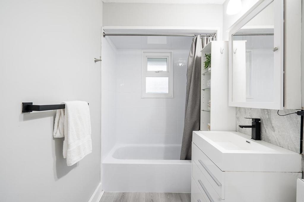 1050 Como Lake Avenue, Coquitlam, BC