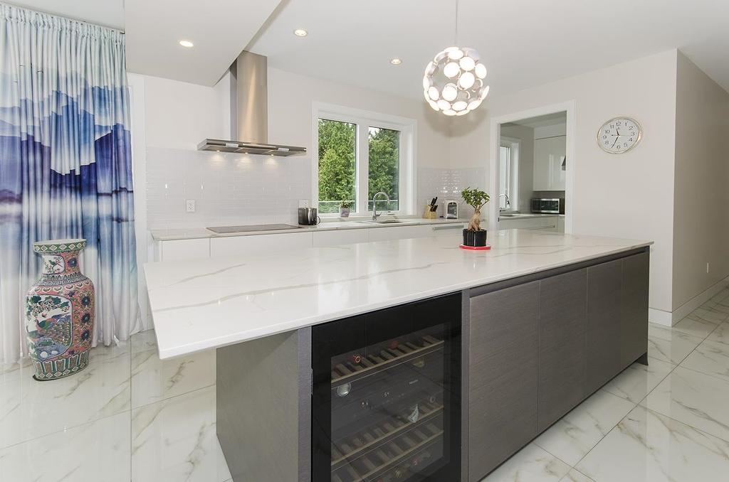 2010 Queens Avenue, West Vancouver, BC