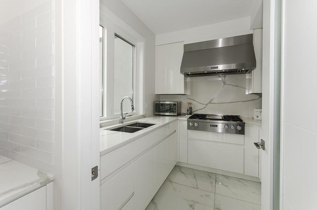 2010 Queens Avenue, West Vancouver, BC