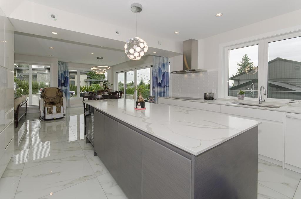 2010 Queens Avenue, West Vancouver, BC