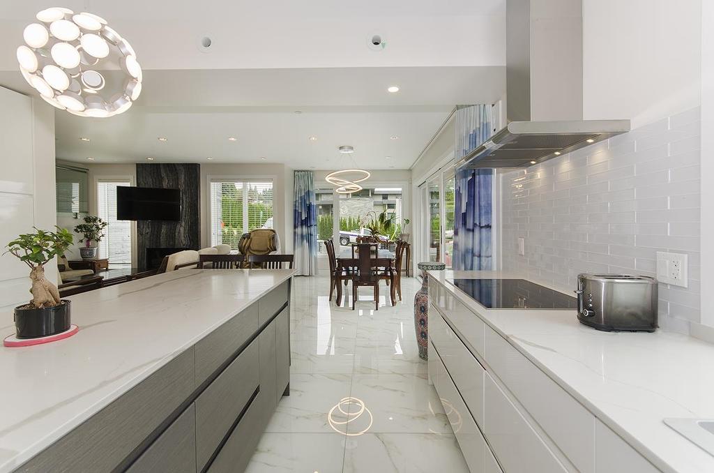 2010 Queens Avenue, West Vancouver, BC