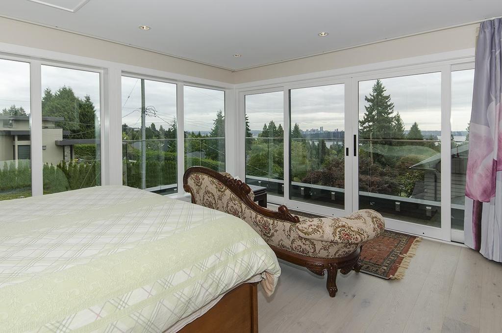 2010 Queens Avenue, West Vancouver, BC