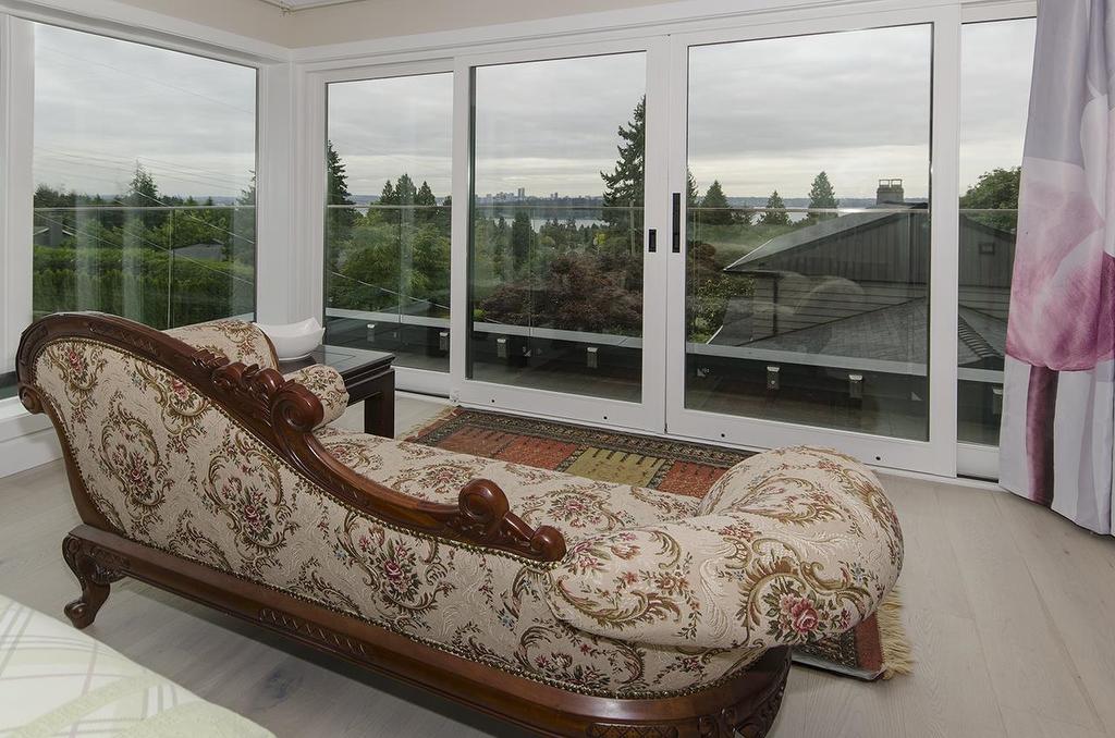 2010 Queens Avenue, West Vancouver, BC