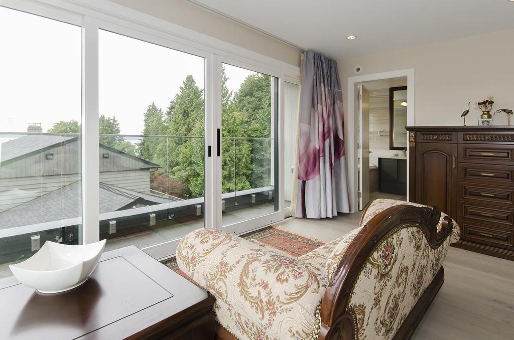 2010 Queens Avenue, West Vancouver, BC