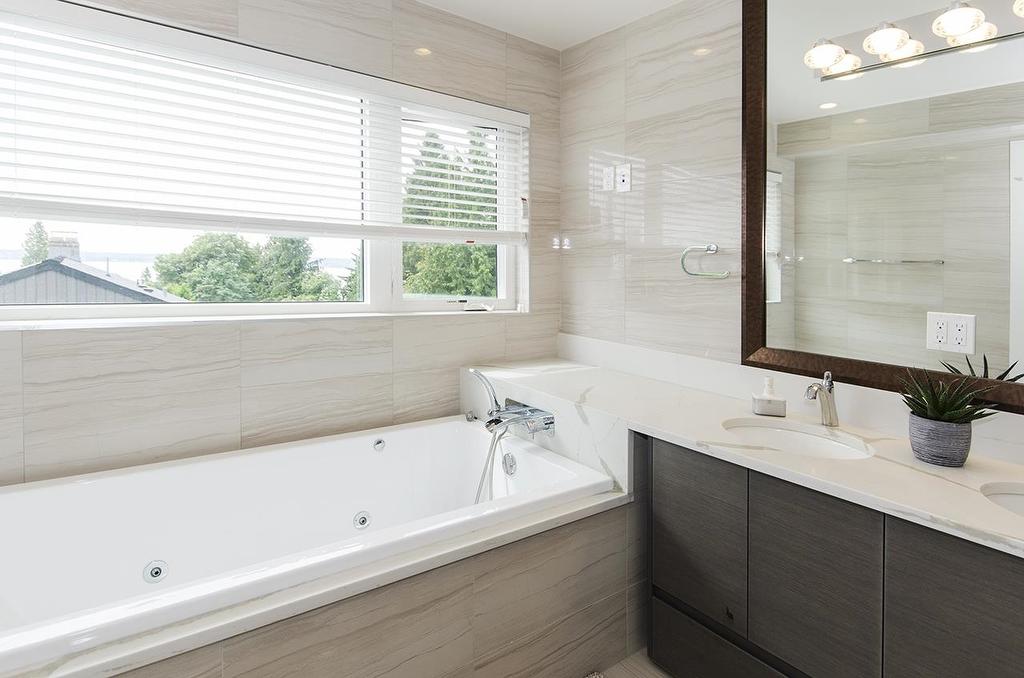 2010 Queens Avenue, West Vancouver, BC