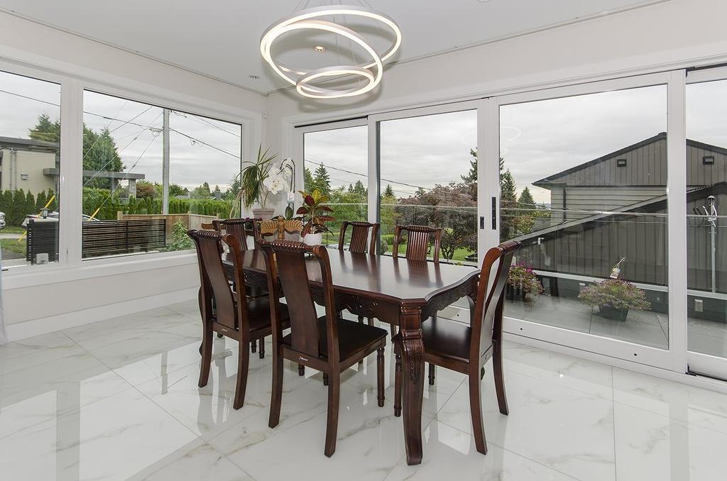 2010 Queens Avenue, West Vancouver, BC