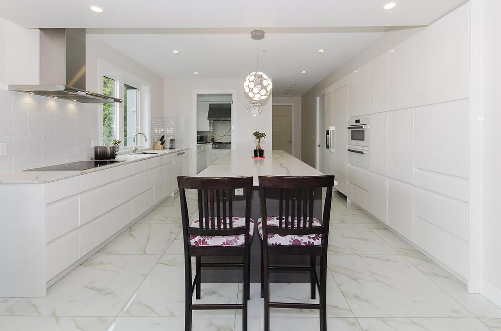 2010 Queens Avenue, West Vancouver, BC