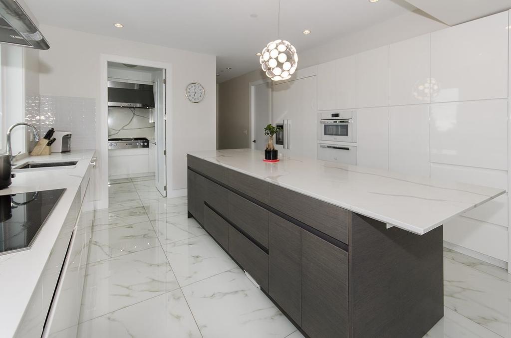 2010 Queens Avenue, West Vancouver, BC