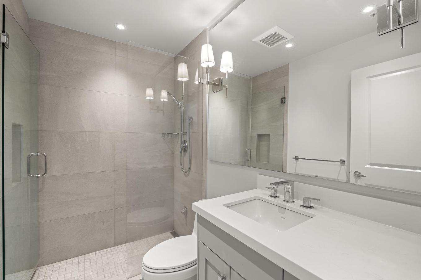 701-120 16Th Street W, North Vancouver, BC