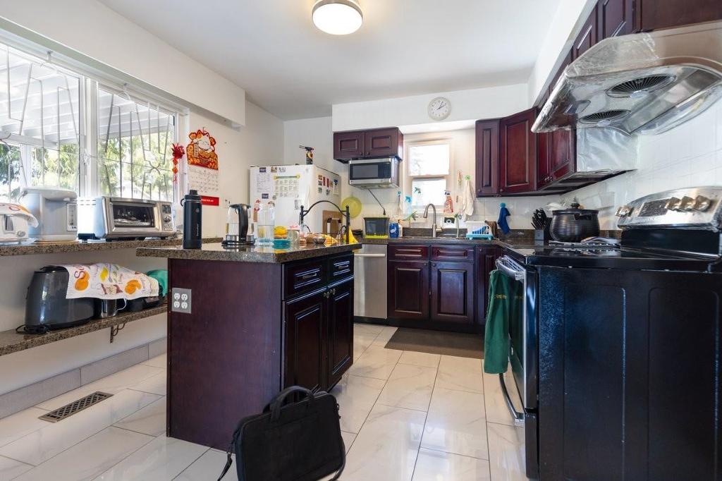 7250-52 Nelson Avenue, Burnaby, BC