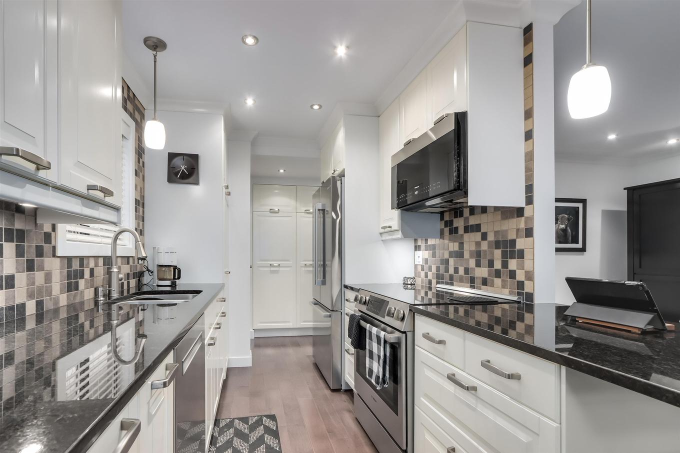 6590 Nelson Avenue, West Vancouver, BC