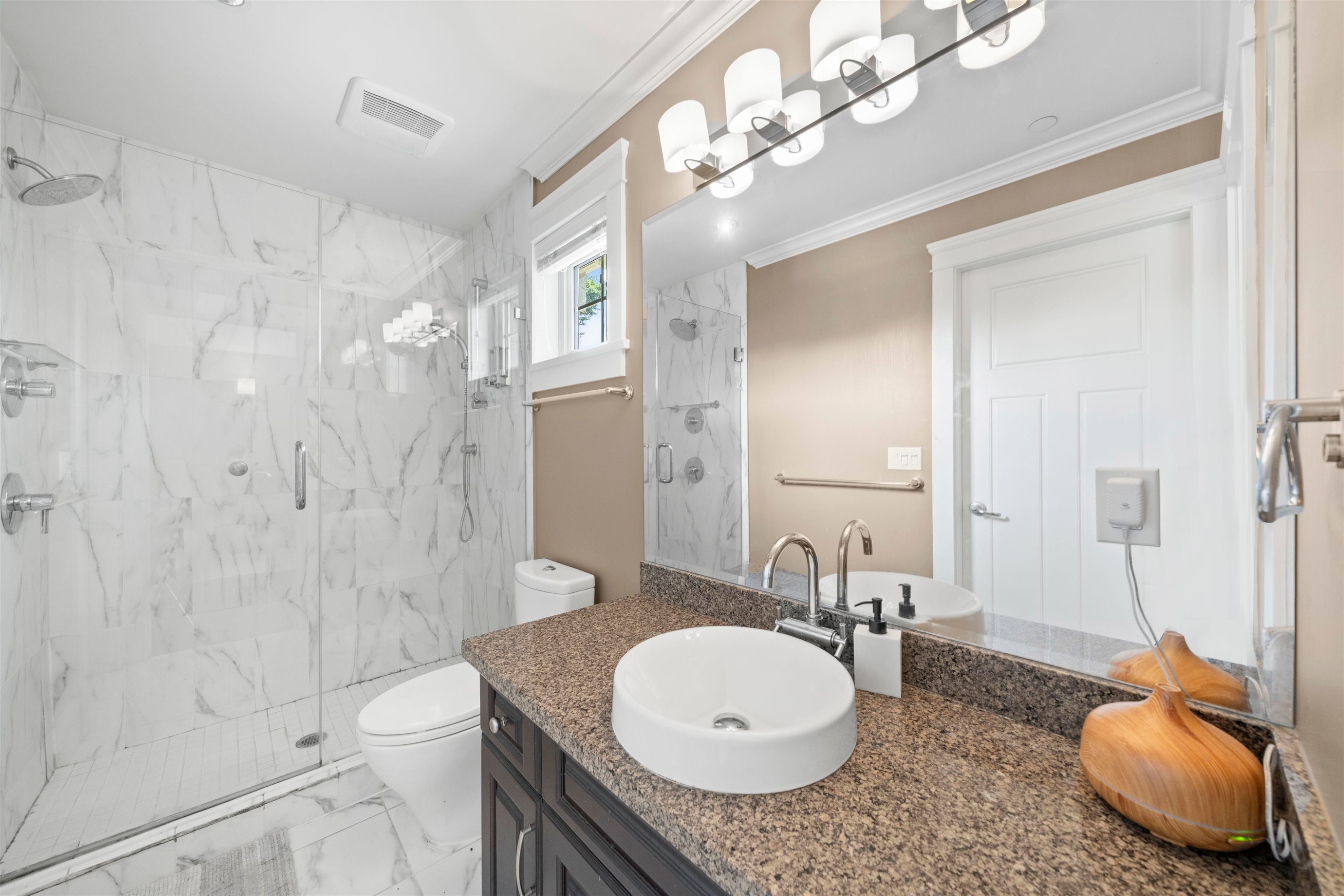 2575 7Th Avenue W, Vancouver, BC