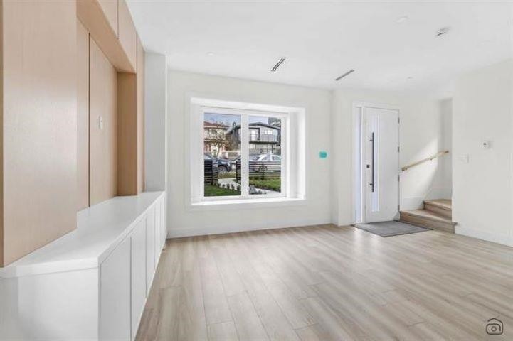 718 62Nd Avenue E, Vancouver, BC