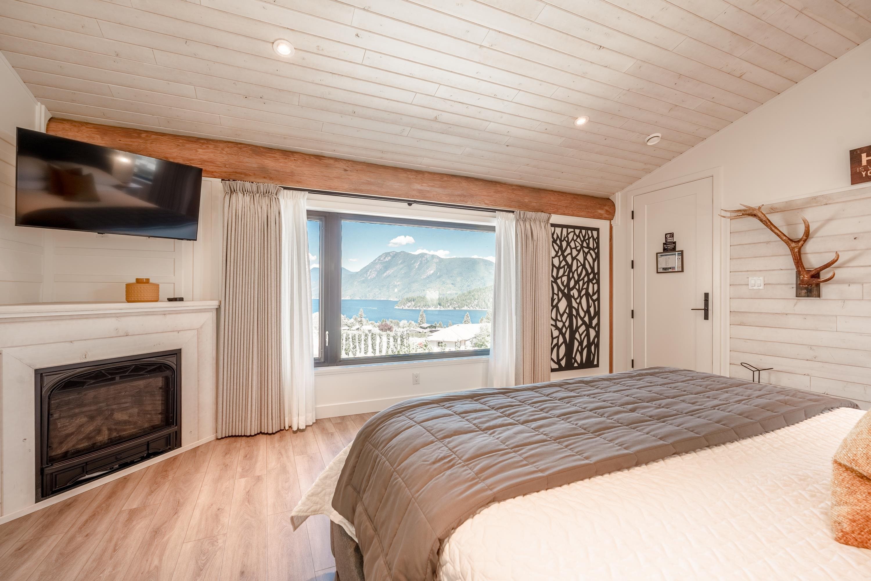 6316 Crowston Road, Sechelt, BC