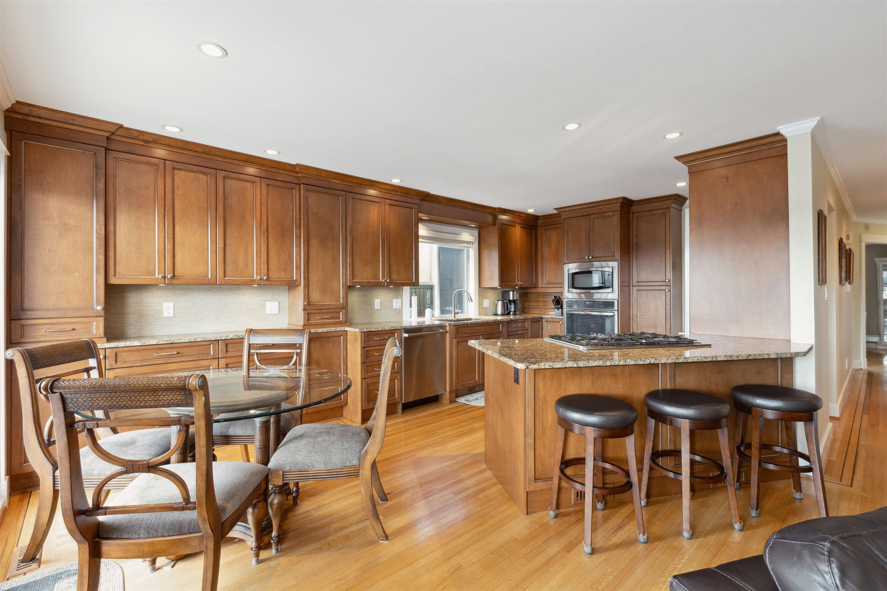 1274 Esquimalt Avenue, West Vancouver, BC