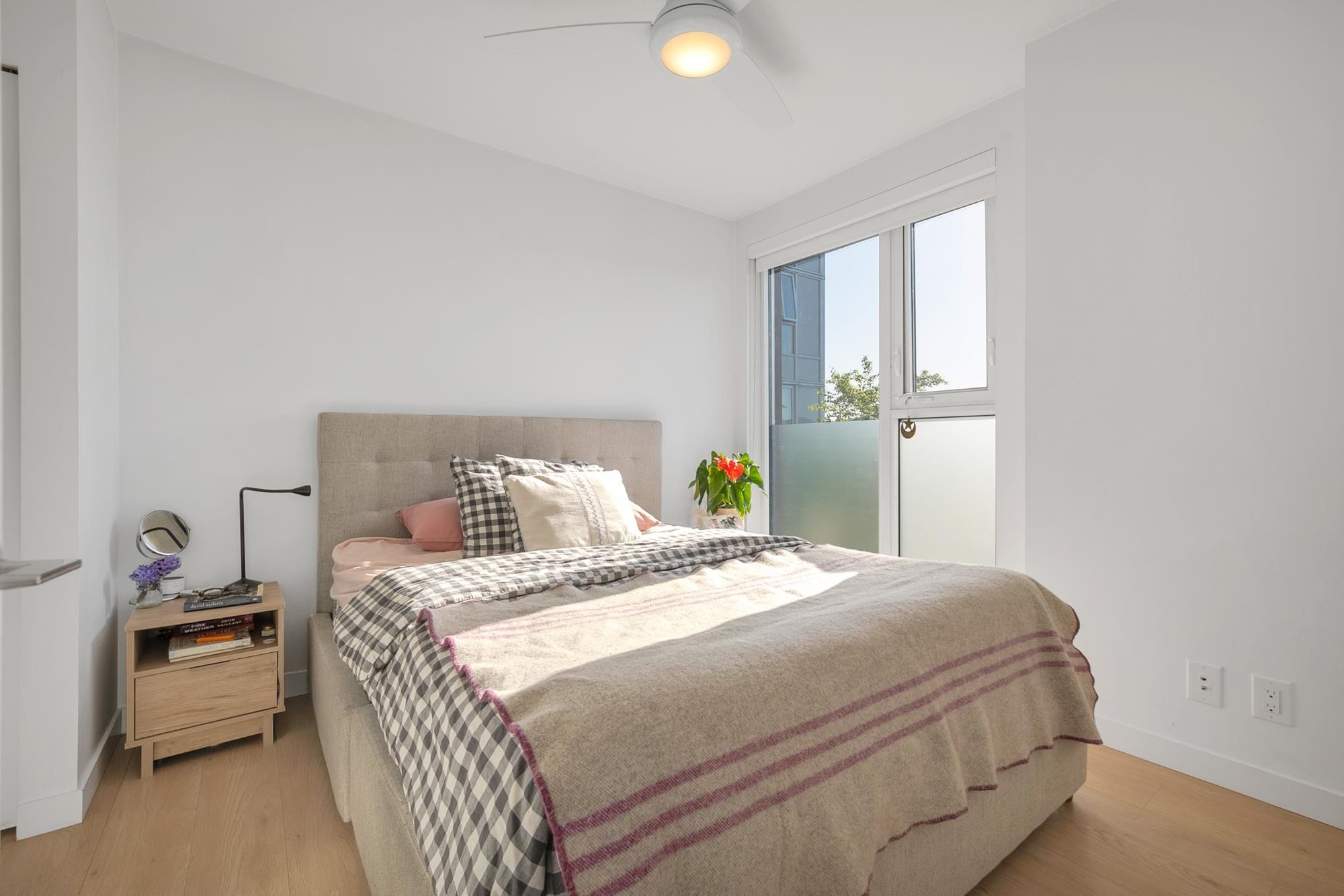 302-933 Hastings Street E, Vancouver, BC