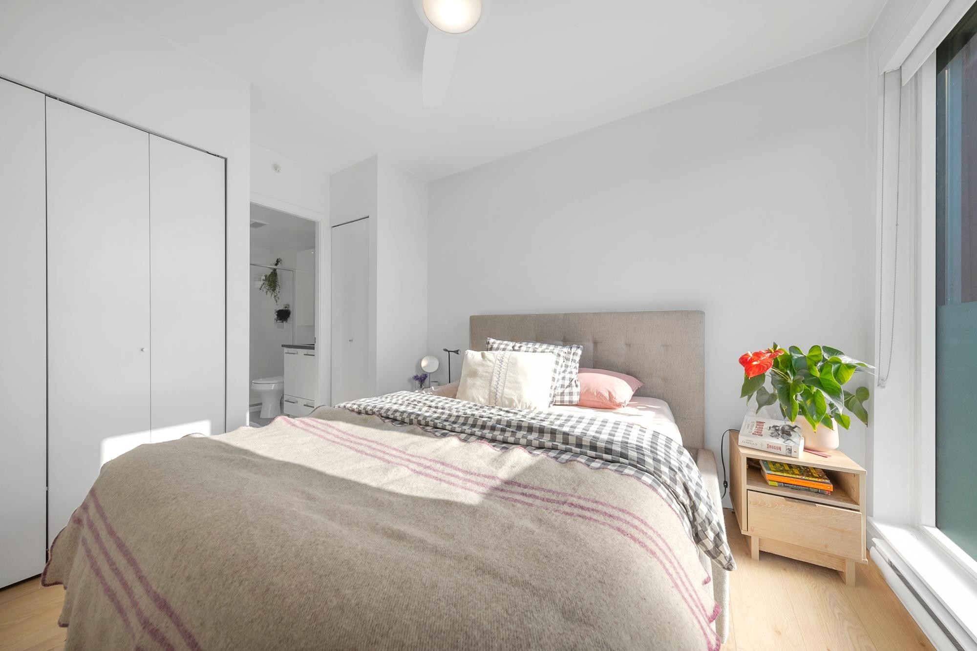 302-933 Hastings Street E, Vancouver, BC