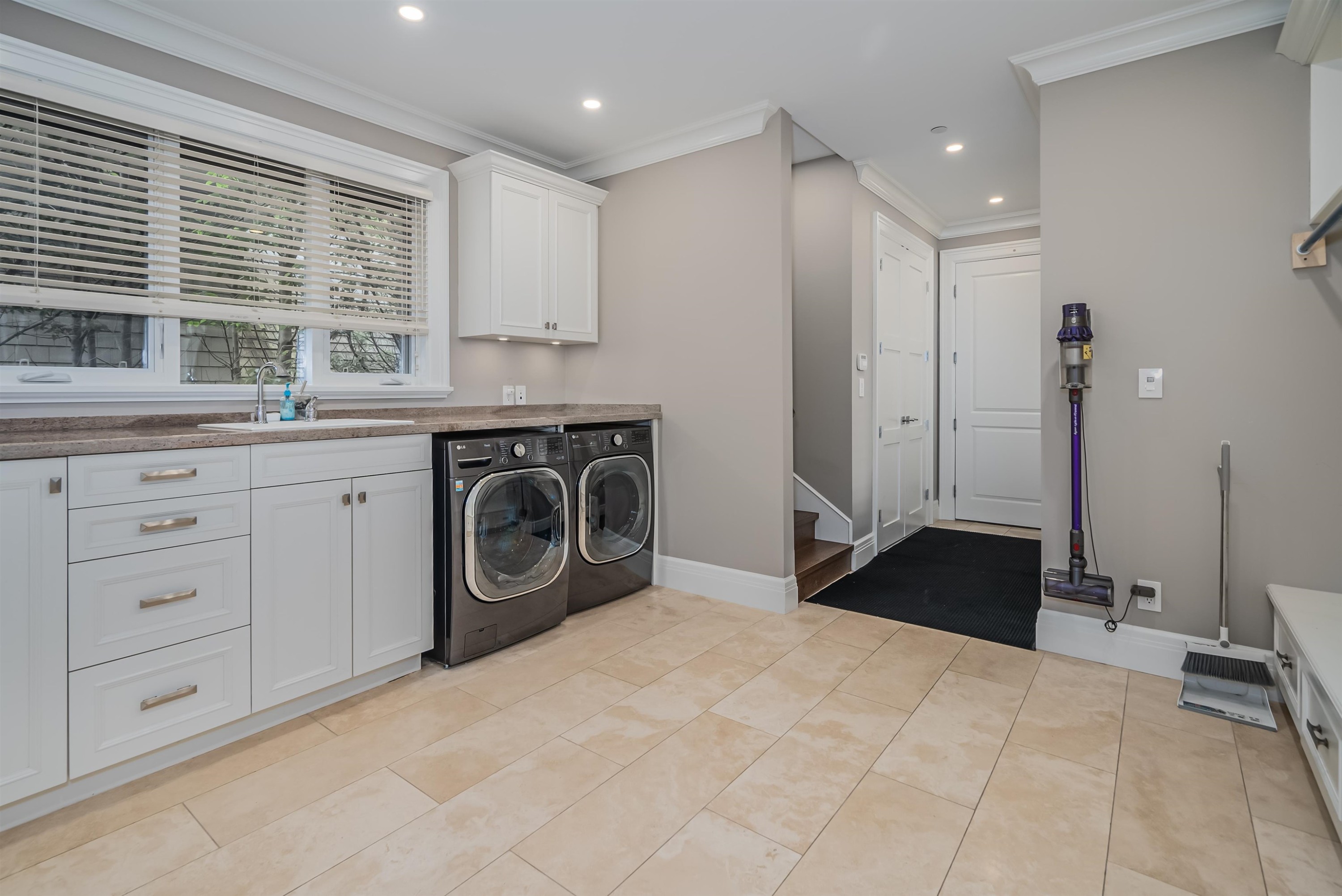 2638 Queens Avenue, West Vancouver, BC