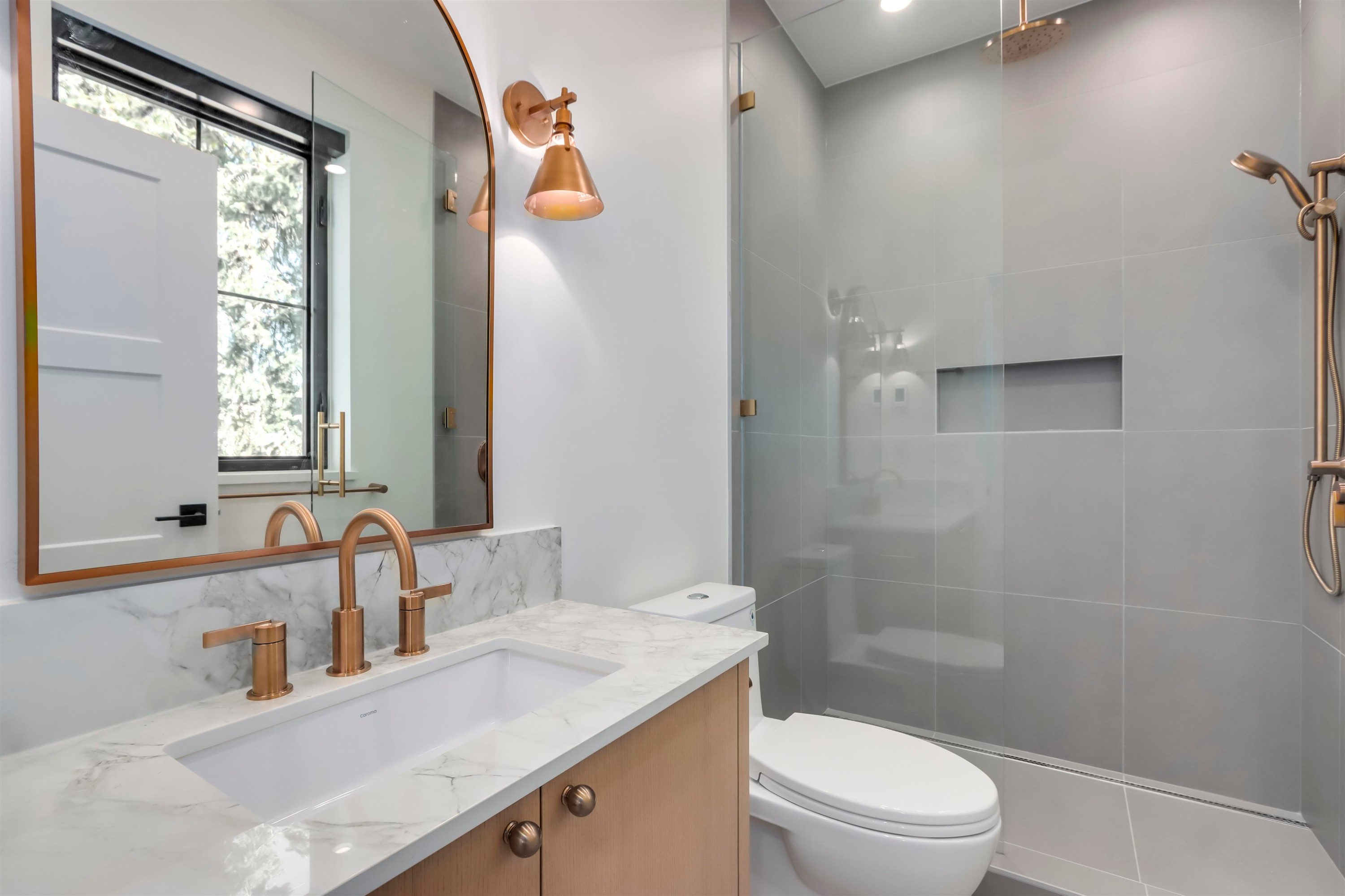 2698 5Th Avenue E, Vancouver, BC