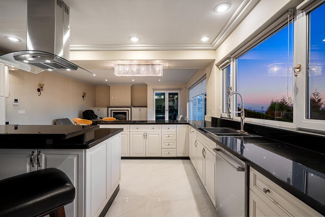 1562 Pinecrest Drive, West Vancouver, BC