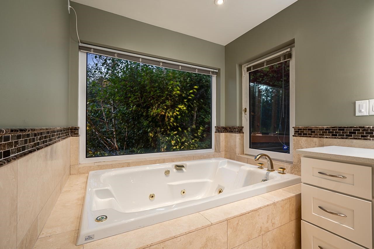 1562 Pinecrest Drive, West Vancouver, BC