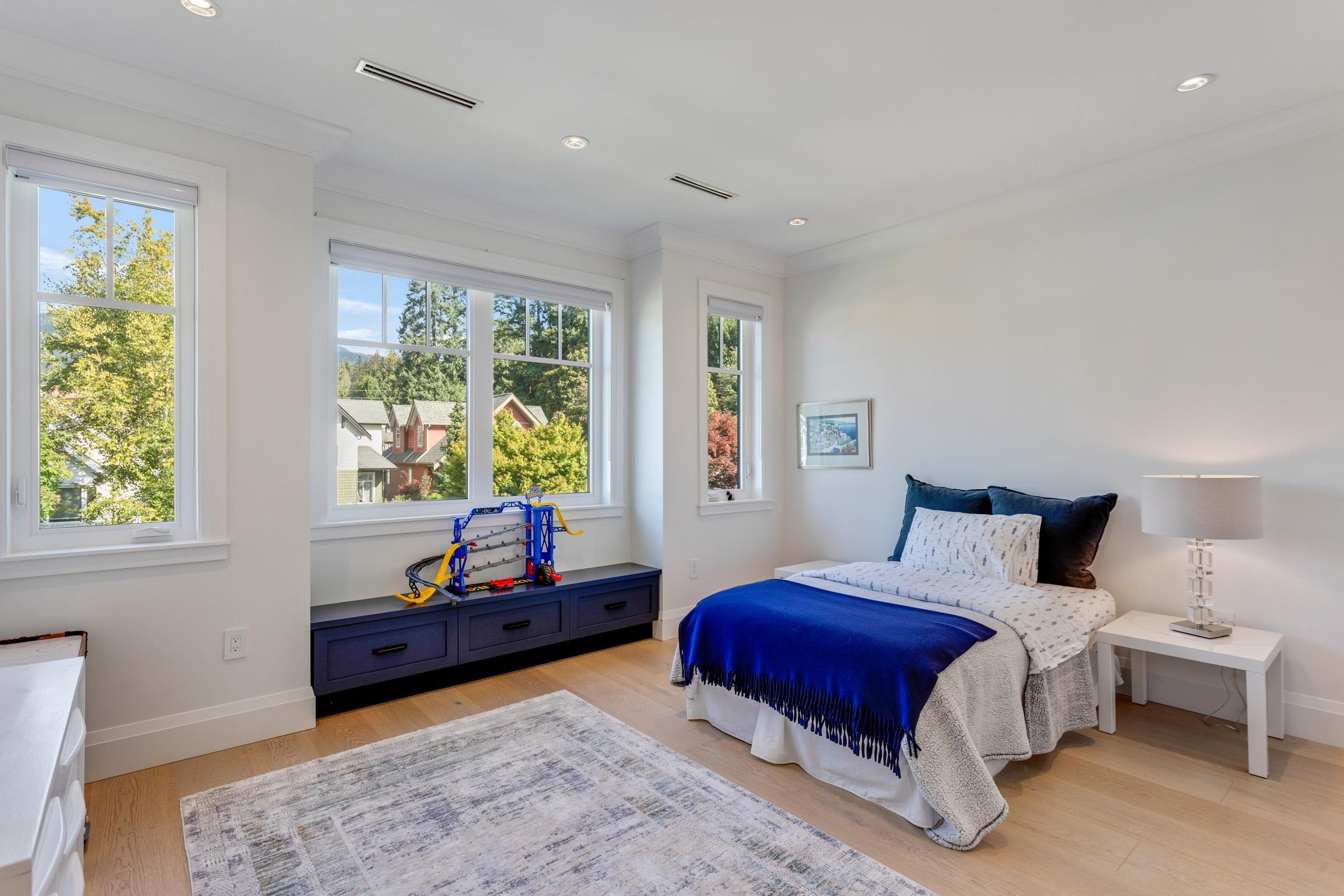 345 20Th Street E, North Vancouver, BC