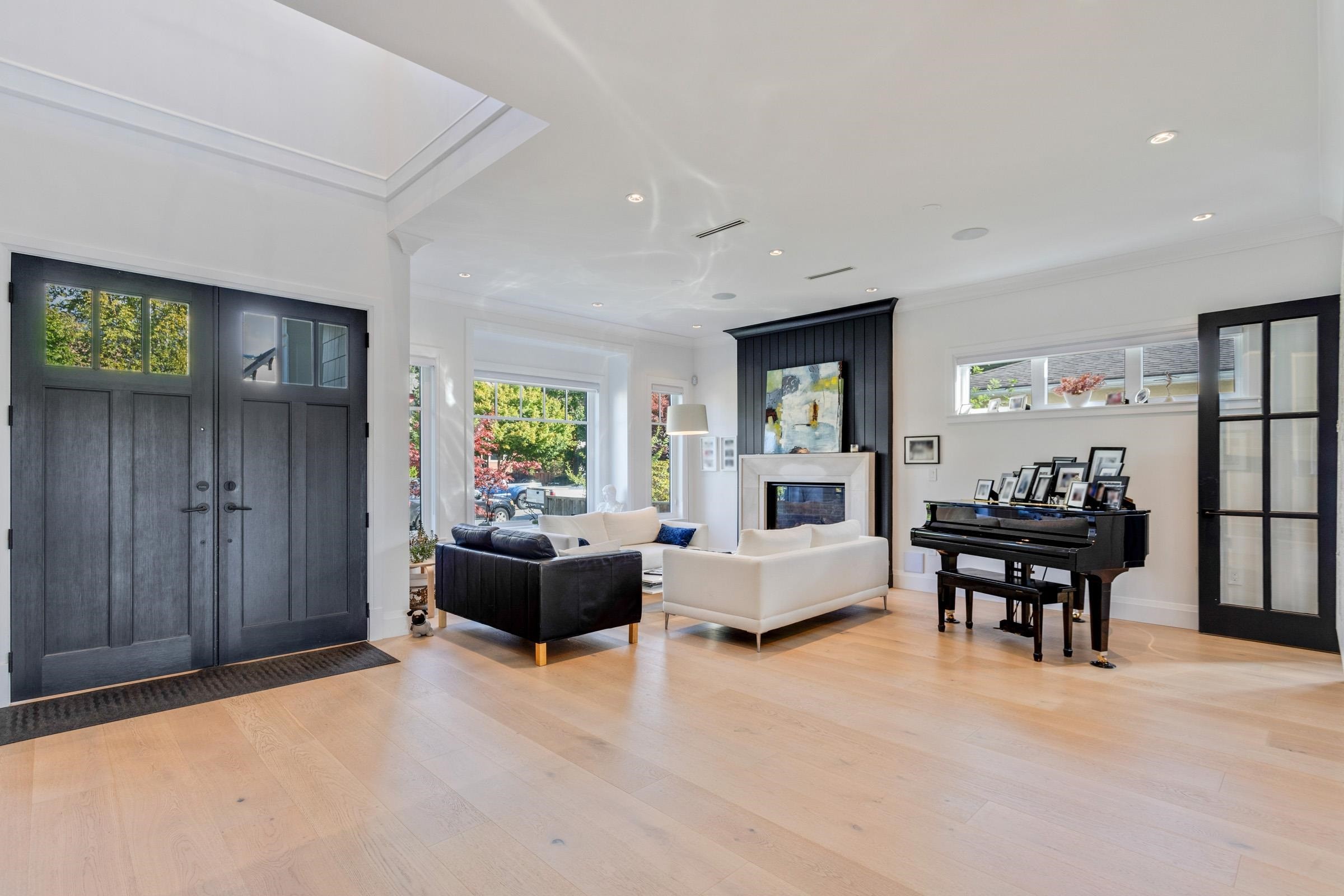 345 20Th Street E, North Vancouver, BC