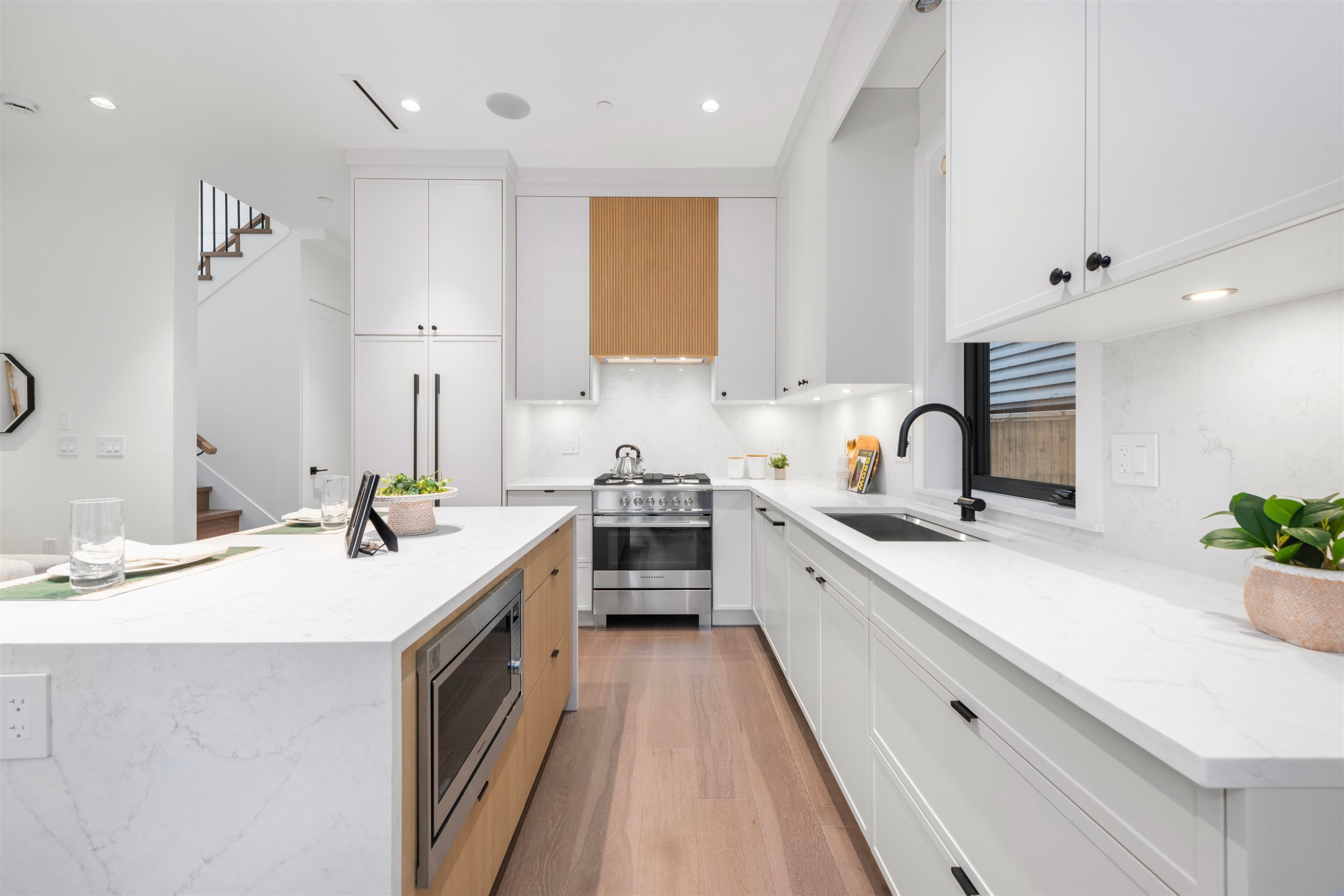 1-878 37 Avenue E, Vancouver, BC