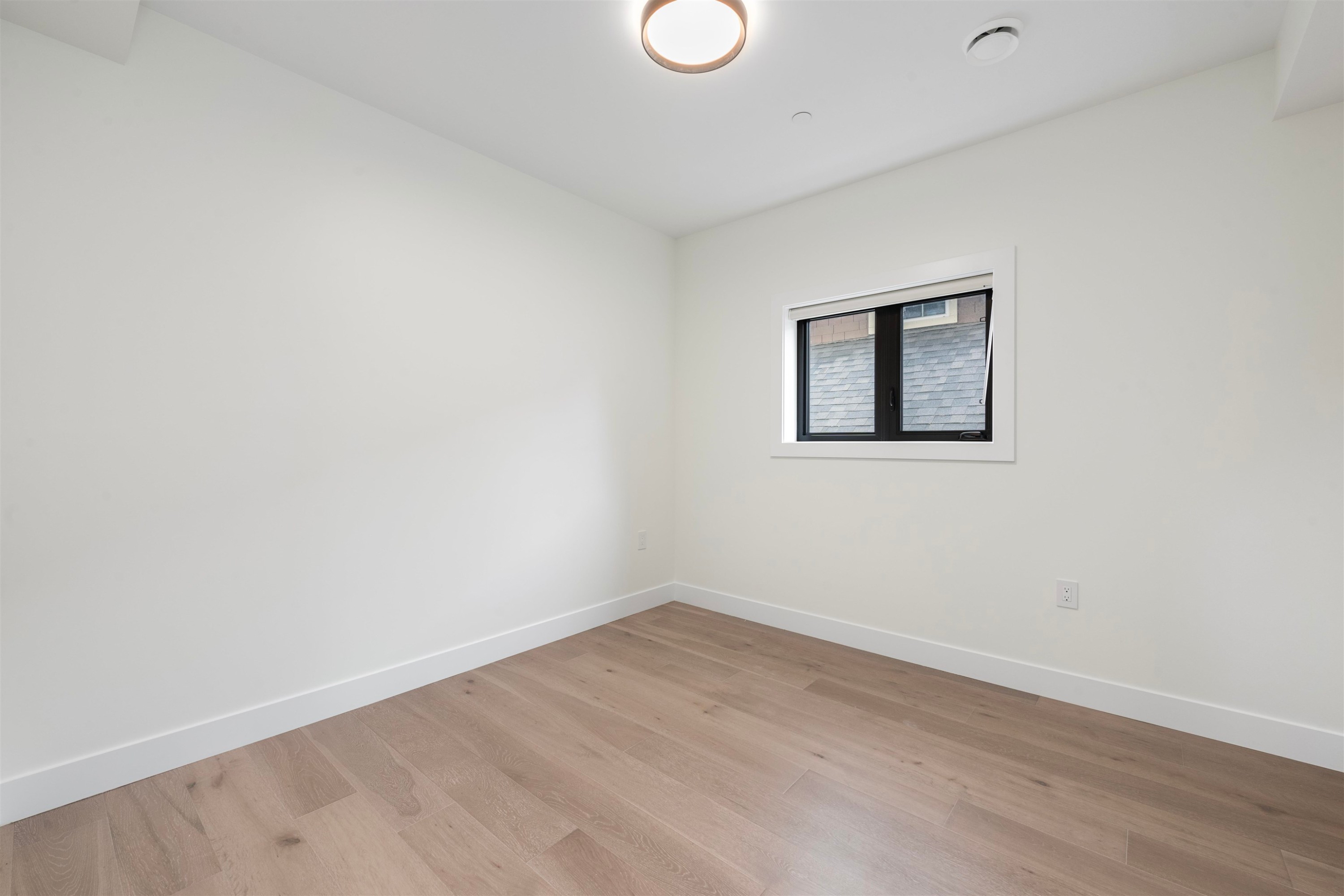 1-878 37 Avenue E, Vancouver, BC