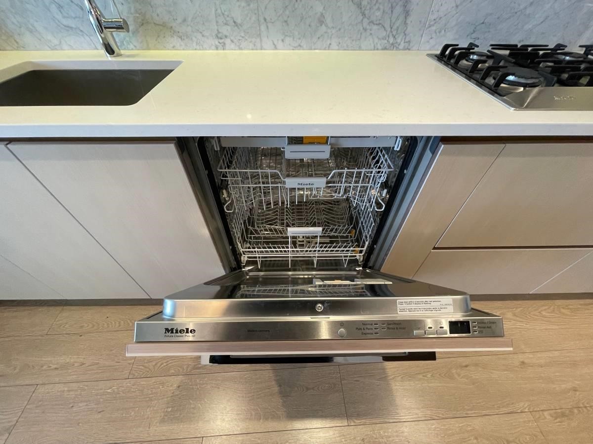 2010-89 Nelson Street, Vancouver, BC