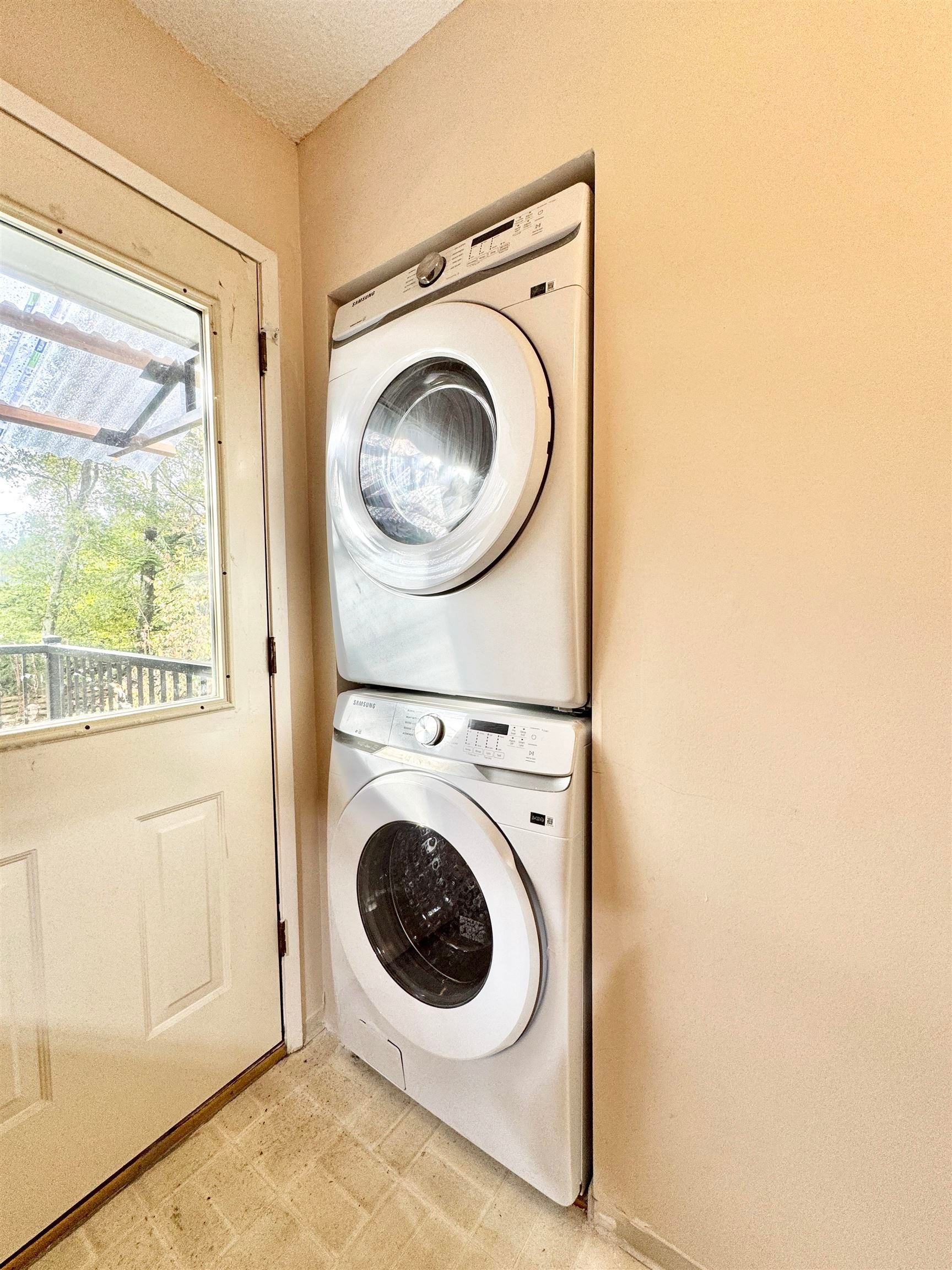 Upper-901 52A Street, Delta, BC