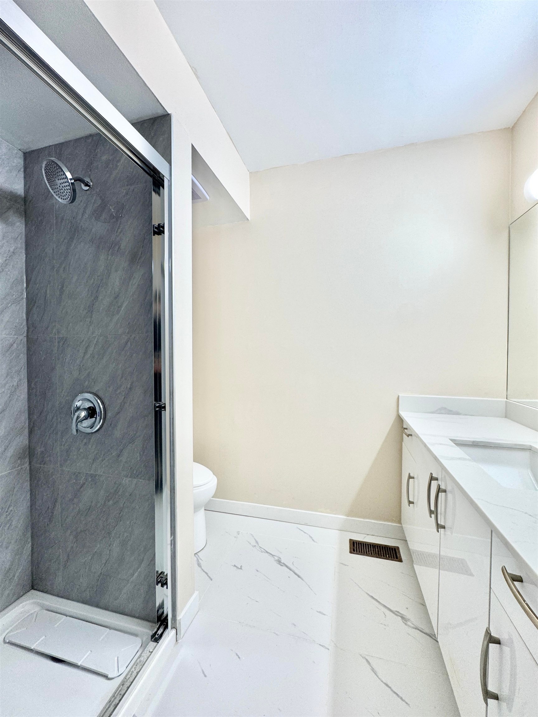 Upper-901 52A Street, Delta, BC